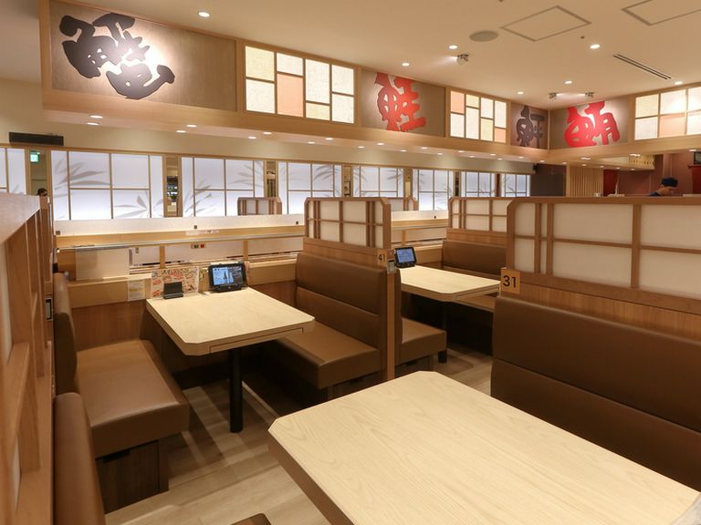 明るい照明が食事の時間を穏やかに演出