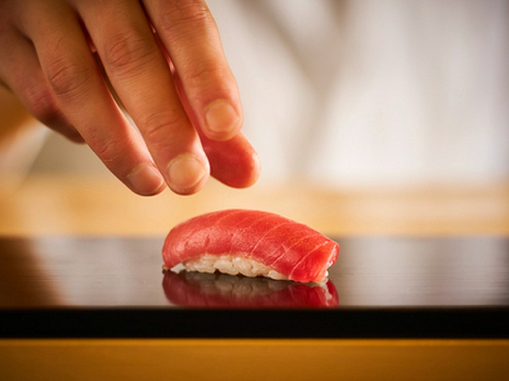 大切な接待に選ばれる、五席の江戸前鮨