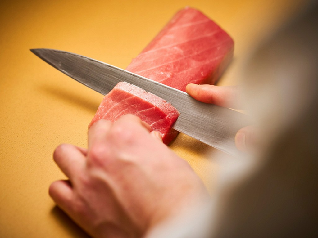 洗練を極めた檜のカウンター席と落ち着いた空間