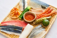 完全予約制とし、その日の予約客のためにその日仕入れた食材を使って織りなすコース料理を提供。下関や北九州をはじめ、日本各地の最高峰の旬魚介を堪能できます。詳細は「コース」ページをご覧ください。