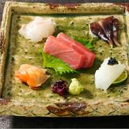 四季折々のお造りの鮮度とおいしさも【結】の矜持。その日、仕入れ先で吟味した旬魚介が巧みな包丁捌きで供され、日本の豊饒の海が育む魚の旨みと魅力を再発見できます。