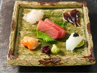 四季折々のお造りの鮮度とおいしさも【結】の矜持。その日、仕入れ先で吟味した旬魚介が巧みな包丁捌きで供され、日本の豊饒の海が育む魚の旨みと魅力を再発見できます。