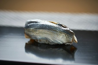 日本一の天草産小肌。光り輝く粋なひと口『小肌の握り』