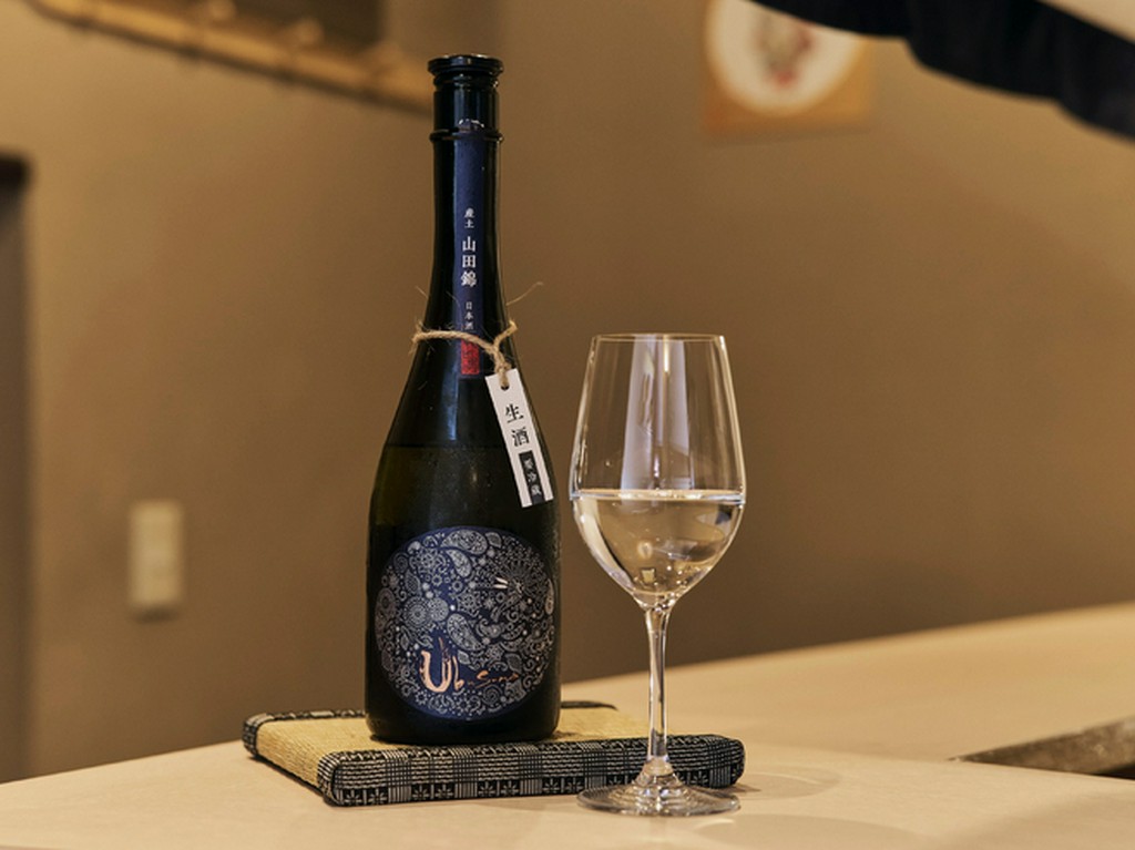 店の鮨と旬の皿に合う旨い酒を全国の銘酒から選りすぐり