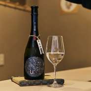 日本各地の名蔵元が醸すお酒を順次、銘柄を入れ変えて提供。季節限定酒やレア銘柄なども登場します。
90ml　900円～