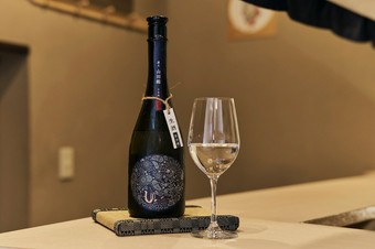 店の鮨と旬の皿に合う旨い酒を全国の銘酒から選りすぐり