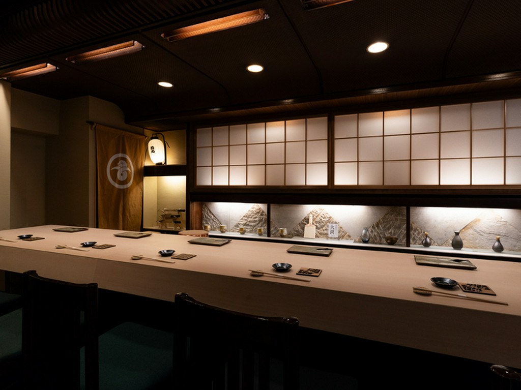 四メートルの障子が広がる洗練された店内