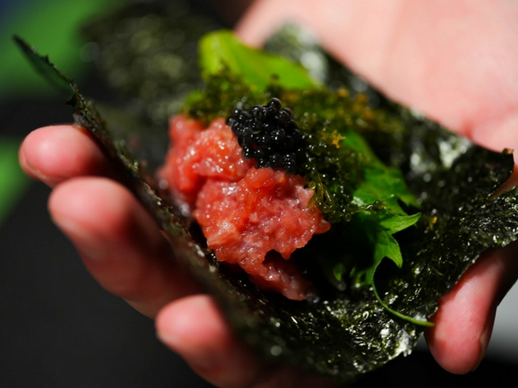 スペシャリテの手巻き　トロ、キャビア、海葡萄