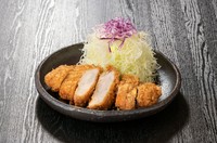 コース料理に追加して楽しめるアラカルトも用意。詳細は店舗でご案内します。