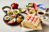 ランチタイム限定の人気メニュー。店名物の『せいろ蒸し』をメインとし、鹿児島県直送の四季折々の食材で、同県のおいしい肉と季節の恵みをお届け。家族や友人との優雅なランチに加え、ビジネスランチにも人気です。