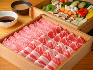 二大銘柄肉を楽しめる『鹿児島黒牛・黒豚ミックスせいろ蒸し』