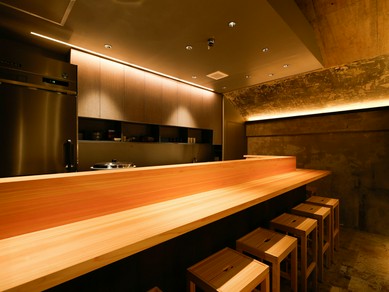 シックな店内。おまかせ鮨を日常の褒美として楽しめる鮨店