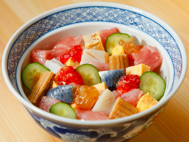 限定20食。その日オススメの海鮮を散りばめた、まるで宝石箱のような彩り『寿司屋のぜいたく海鮮丼』