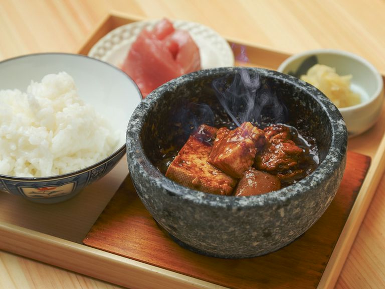 八丁味噌をベースにコクのある甘めの味噌と、脂の乗った鮪が相性抜群『まぐろ味噌煮込み定食』