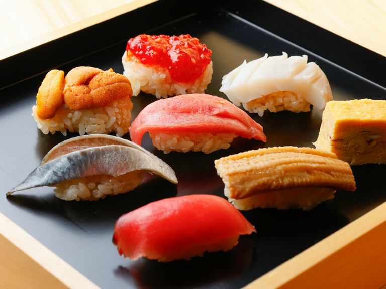 産地直送のネタと赤酢シャリを使用した握りを堪能『おまかせ鮨』