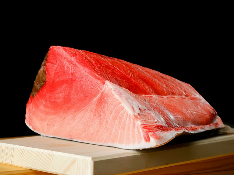 北海道や長崎など産地直送の地魚に、江戸前鮨の技を加えて提供