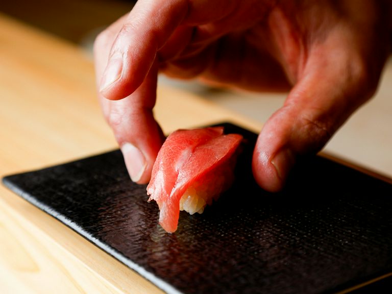 ゲストとの一期一会の縁を大切に、一貫一貫心を込めて握る日々