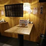店内は白木を基調とした明るく清潔感のある内装で、女性お一人様でもふらっと立ち寄りやすいお洒落な雰囲気が魅力。