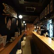 職人の華麗な手捌きを目の前で楽しめる、ライブ感満載のカウンター席です。