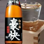 全国の銘酒を厳選して揃え、料理と共に日本酒本来の旨みを堪能できる居酒屋です。季節替わりの限定酒や希少銘柄も充実し、初心者から通まで満足いただけます。