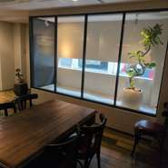空間・サービス面でもゲスト同士の楽しむ時間を何よりも尊重しているお店。友人との会話弾ませる一時に最適なテーブル席は最大4名、個室は8～10名まで利用可。ランチコースもあり、ランチ女子会も楽しめます。