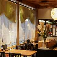 「髙島屋大阪店」9階“なんばダイニングメゾン”一角、落ち着いた雰囲気の店内は、大人な二人にも最適。和のテイストを織り込んだ飲みやすいドリンクも多数。心満たす食と空間を、大切な人と共有してみませんか。