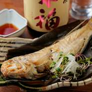 各種宴会向けに飲み放題付きコース料理も用意。お店自慢のメニューも、47都道府県の日本酒含む、厳選ラインナップのお酒もとことん楽しめます。小規模な飲みから、団体での季節行事まで幅広いシーンに対応可能です。