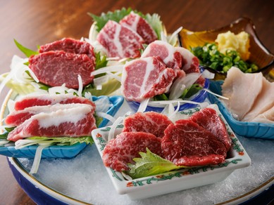 熊本から店舗へ直送。看板メニューである馬刺しの盛り合わせ『馬刺し盛り合わせ』