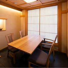 和の温かみとシックな照明が織りなす、落ち着いた雰囲気の店内