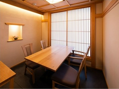 和の温かみとシックな照明が織りなす、落ち着いた雰囲気の店内