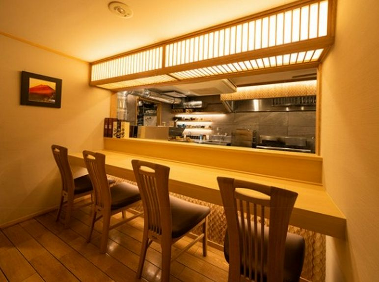 臨場感ある焼鳥の焼ける様を楽しむ。4席あるカウンター席