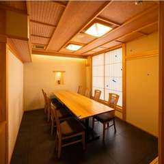 ゆったり気ままな一時を。会話を楽しむカウンター