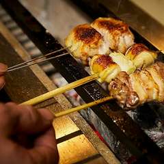 「伊達鶏」を使用した焼鳥は、ジューシーで上質な脂がおいしい店自慢の逸品『焼鳥各種』