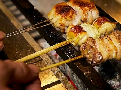「比内地鶏」を使用した焼鳥は、ジューシーで上質な脂がおいしい店自慢の逸品『焼鳥各種』