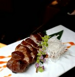 中華ダレに漬け込み炭焼きしたチャーシューは水飴を掛けています。