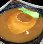 自家製のパイタンスープで仕上げた濃厚な味わい。シェフ出田氏のスペシャリテ『ふかひれ姿煮』