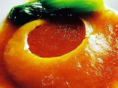 自家製のパイタンスープで仕上げた濃厚な味わい。シェフ出田氏のスペシャリテ『ふかひれ姿煮』