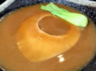 自家製のパイタンスープで仕上げた濃厚な味わい。シェフ出田氏のスペシャリテ『ふかひれ姿煮』