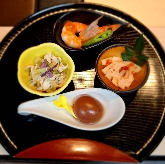 店の名前を冠した鈴音自慢の〈焼鳥×中華〉をフルコースで『鈴音コース』