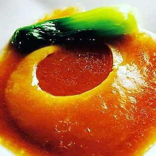 厳選されたふかひれの姿煮付き。店自慢の『ふかひれコース』