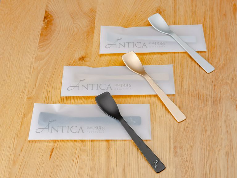 デザインにもこだわったジェラート店。金銀黒のスプーンが印象的