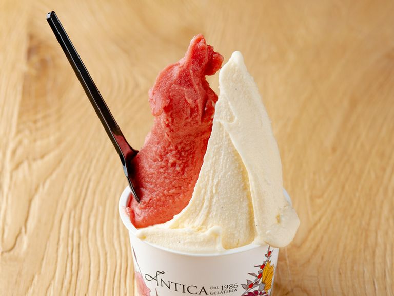 夜24時まで営業。お酒のあとの〆にジェラートはいかが？