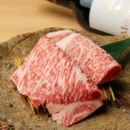 厳選黒毛和牛「大黒千牛」をメインに迎え、焼肉・鉄板焼きをはじめ多彩な楽しみ方を提案。沖縄県産の野菜など地元の食材や、泡盛なども用意。沖縄で特別な食体験を楽しめる一軒です。