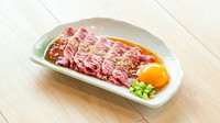 旨みと甘みが際立つ和牛ハラミ刺しは、人気の高い横隔膜の希少部位を使用。自家製ユッケダレと卵黄を絡めてご堪能ください。