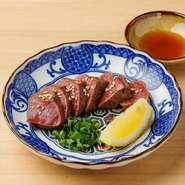 ヘルシーでカロリーが低く、あっさりとした後味が魅力の和牛ハートタタキ。牛一頭から約2キロのみ取れる希少な心臓部位を、レモンとネギポン酢でどうぞ。