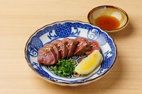 ヘルシーでカロリーが低く、あっさりとした後味が魅力の和牛ハートタタキ。牛一頭から約2キロのみ取れる希少な心臓部位を、レモンとネギポン酢でどうぞ。