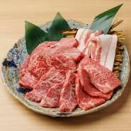 大黒千牛の赤身から霜降りまで人気部位4種に、甘みのあるあぐー豚バラを加えた各60g、計300gの盛り合わせ。
