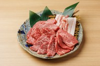 大黒千牛の赤身から霜降りまで人気部位4種に、甘みのあるあぐー豚バラを加えた各60g、計300gの盛り合わせ。