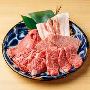 大黒千牛の赤身から霜降りまで人気部位4種に、旨み濃厚な和牛ハラミ。さらに甘みのあるあぐー豚バラを加えた各60g、計300gの盛り合わせ。