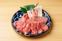 大黒千牛の赤身から霜降りまで人気部位4種に、旨み濃厚な和牛ハラミ。さらに甘みのあるあぐー豚バラを加えた各60g、計300gの盛り合わせ。